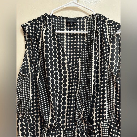 WHO WHAT WEAR Sleeveless V-Neck Top - Picture 2 of 4